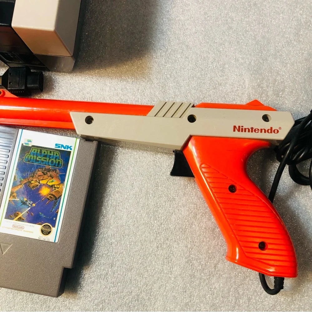 Nintendo Original NES-001 NES Console Bundle W/ 1 game OEM cord, zapper Tested